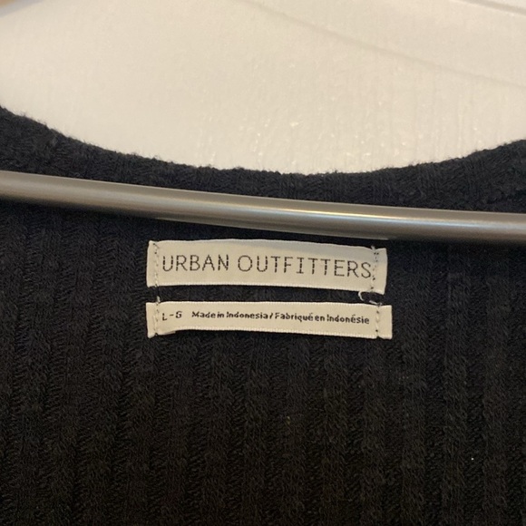 URBAN  OUTFITTERS- Black v-neck 👚 - Picture 6 of 8